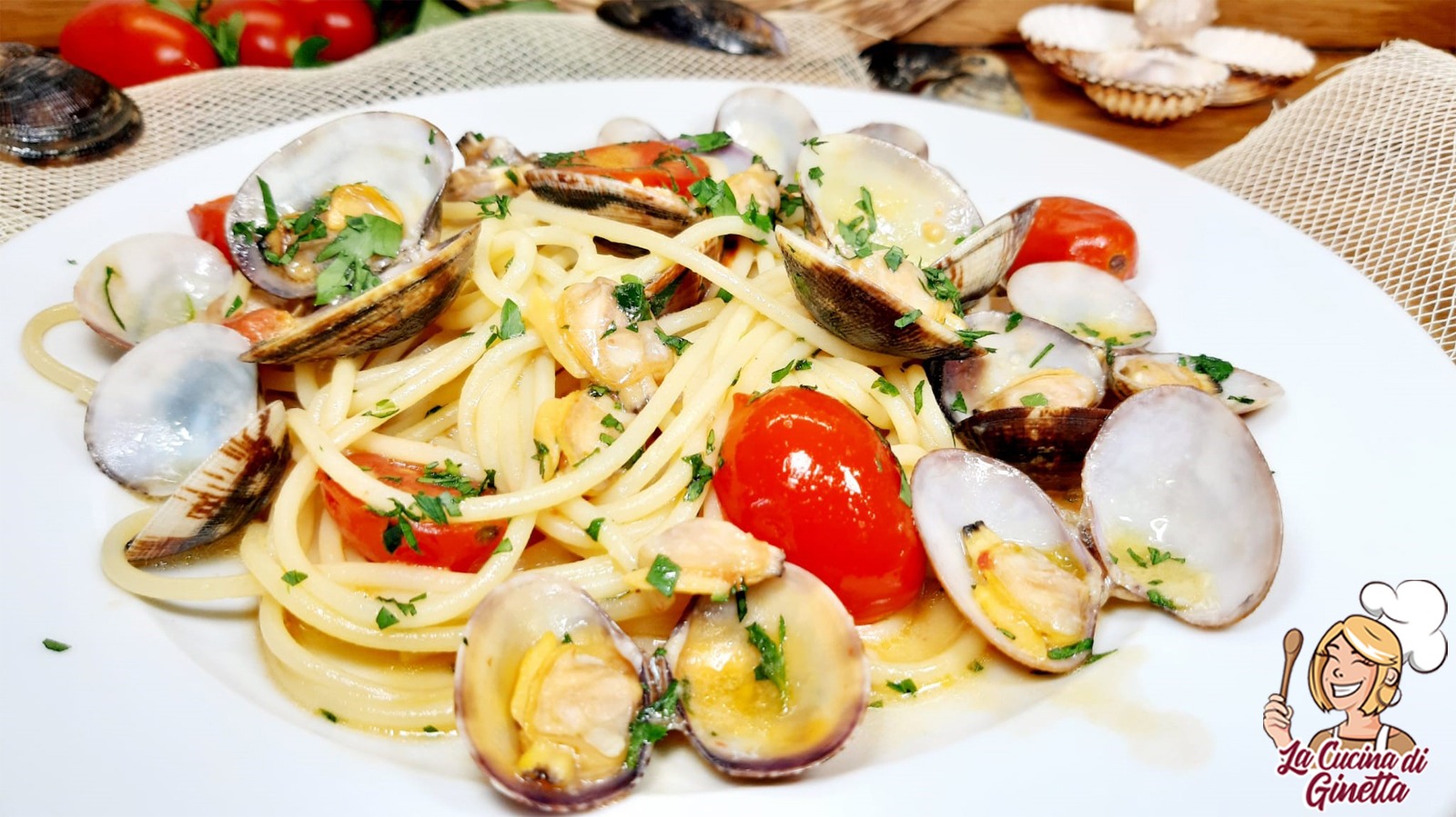 spaghetti con vongole veraci e pomodorini