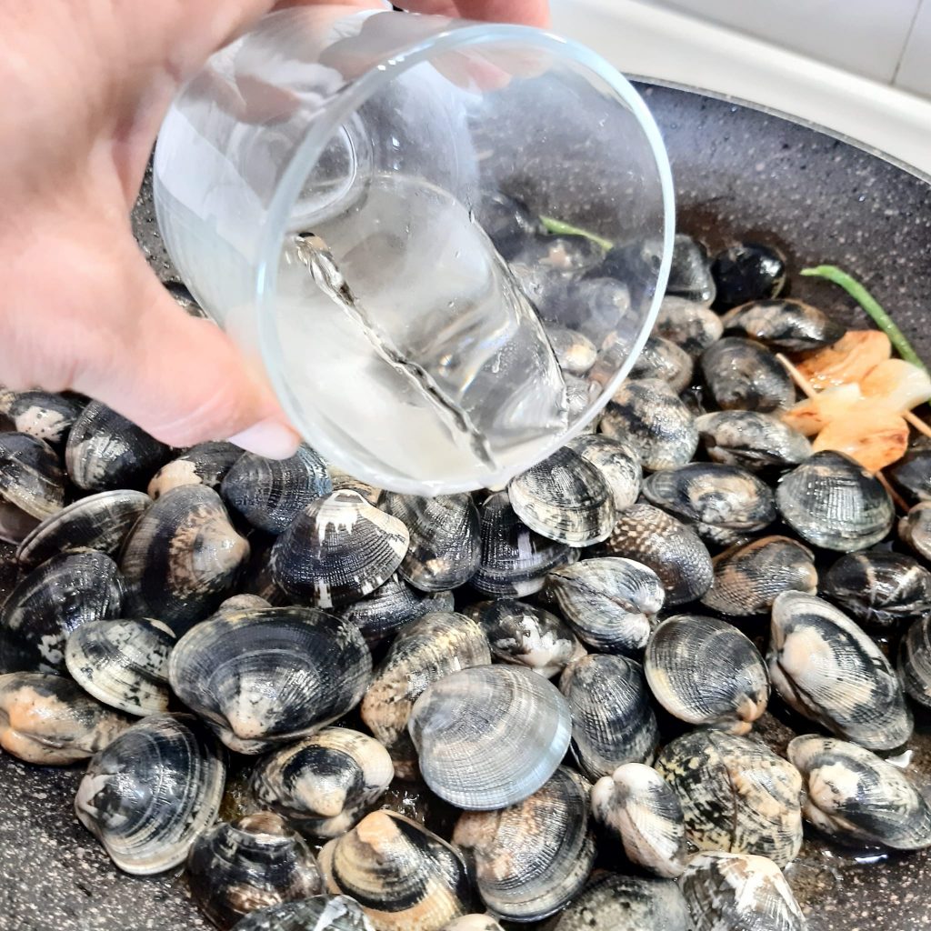 spaghetti con vongole veraci e pomodorini