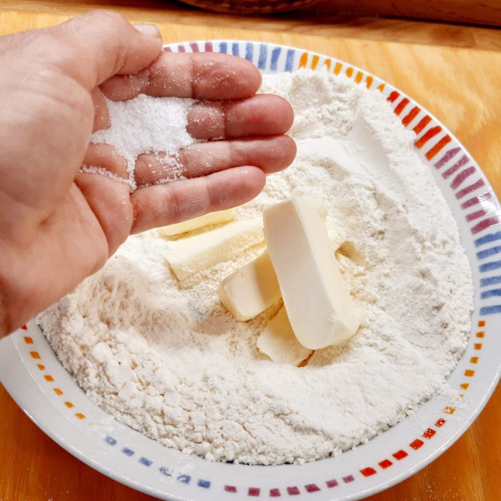 TORTA RUSTICA CON SCAROLA SALSICCIA E SCAMORZA