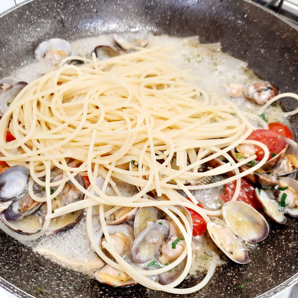 spaghetti con vongole veraci e pomodorini