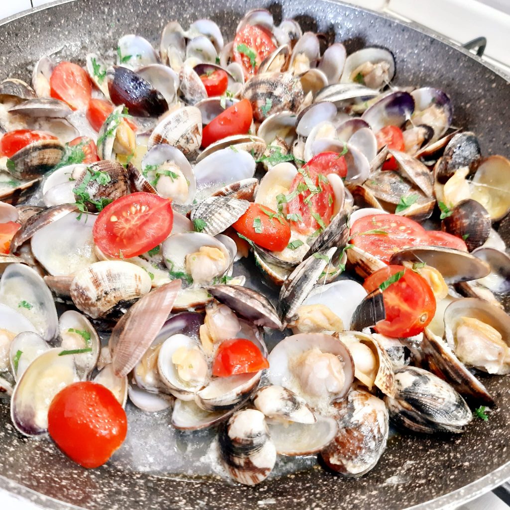 spaghetti con vongole veraci e pomodorini