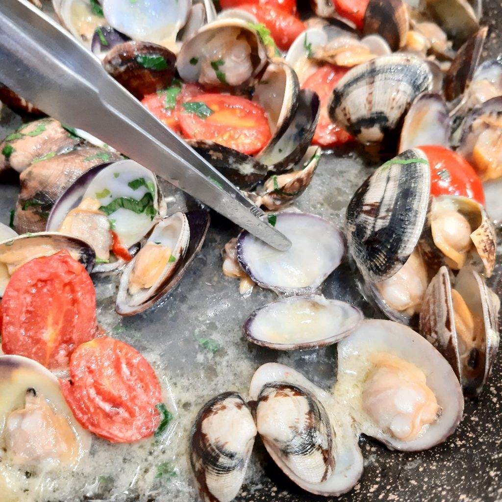 spaghetti con vongole veraci e pomodorini