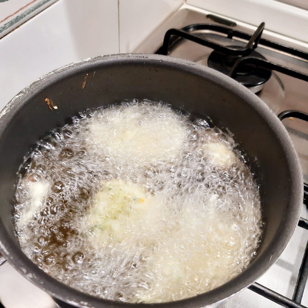 frittelle di zucchine fiori di zucca e acciughe