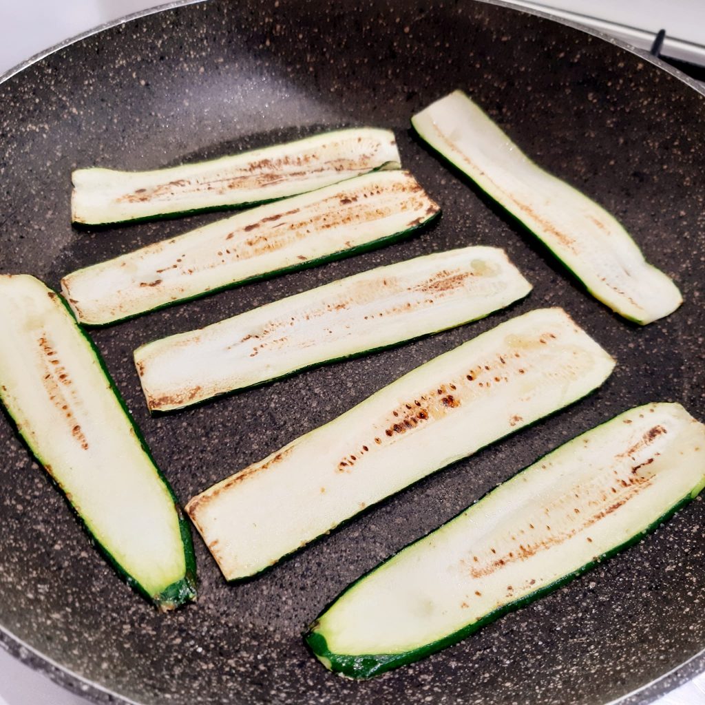 Rotolini di zucchine con prosciutto cotto e scamorza