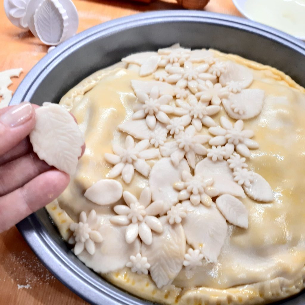 TORTA RUSTICA CON SCAROLA SALSICCIA E SCAMORZA