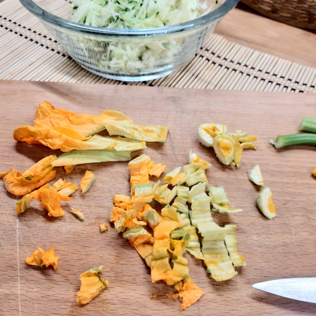 frittelle di zucchine fiori di zucca e acciughe