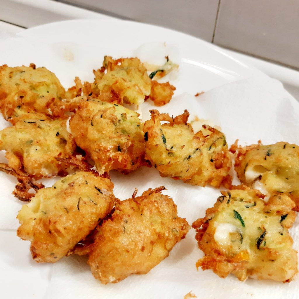 frittelle di zucchine fiori di zucca e acciughe