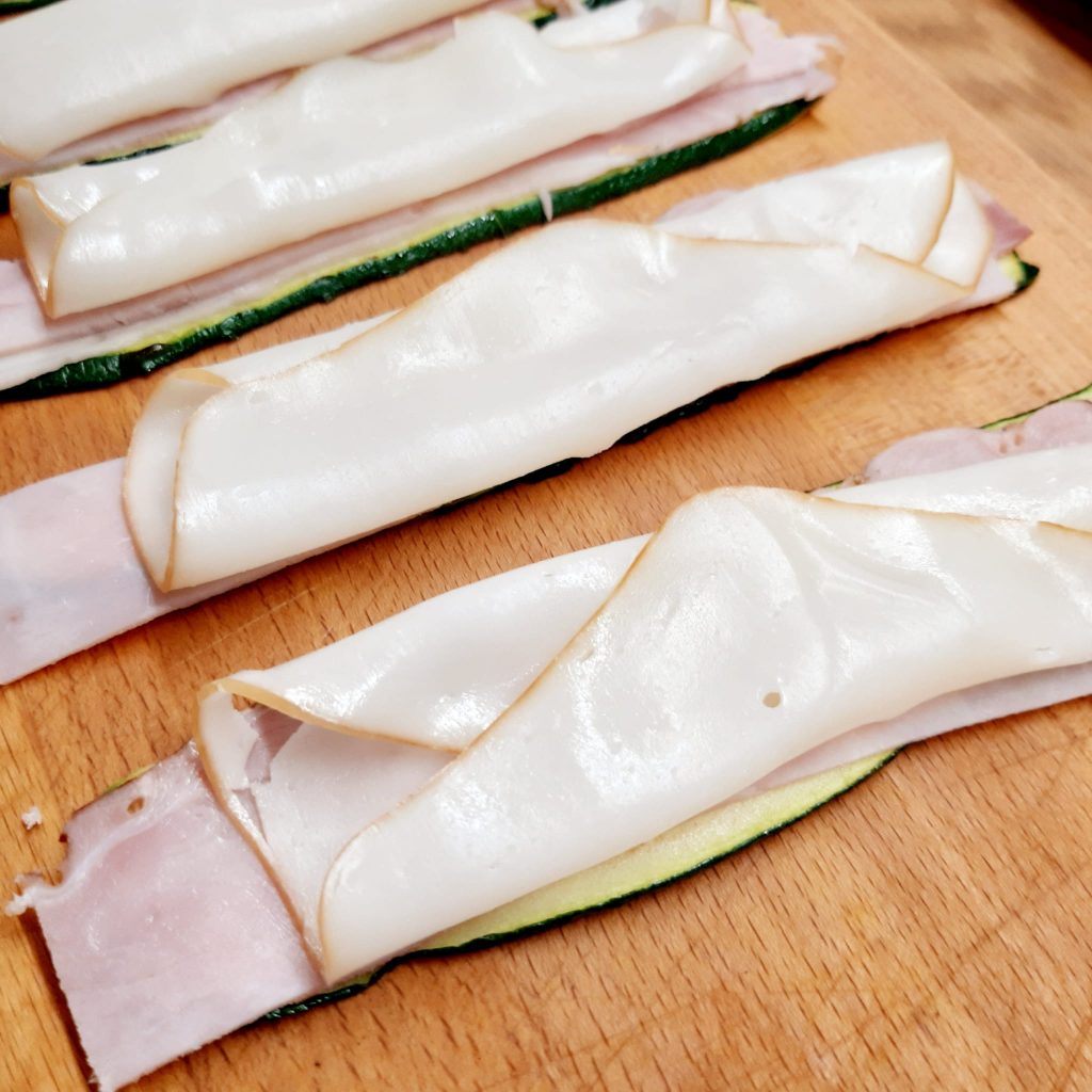 Rotolini di zucchine con prosciutto cotto e scamorza
