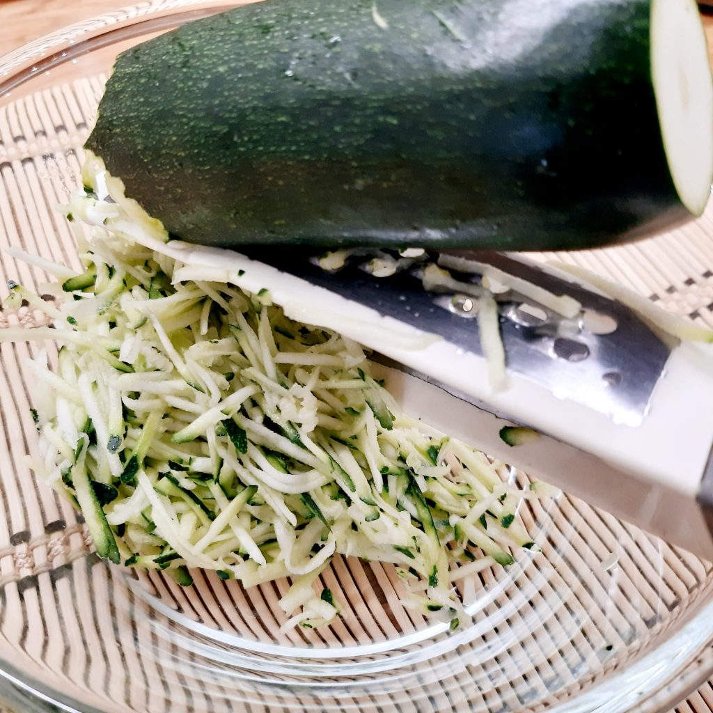 frittelle di zucchine fiori di zucca e acciughe