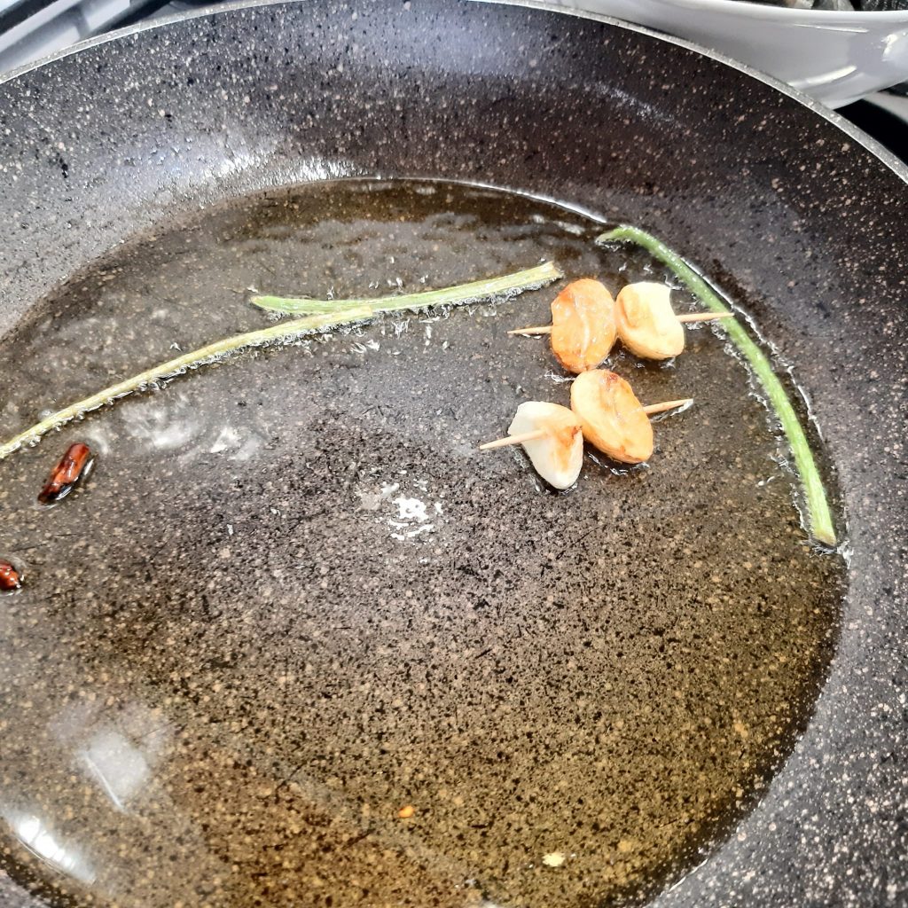 spaghetti con vongole veraci e pomodorini