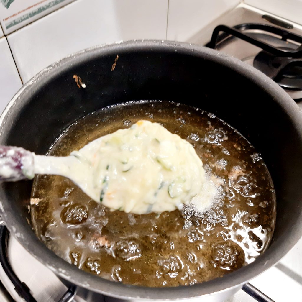 frittelle di zucchine fiori di zucca e acciughe