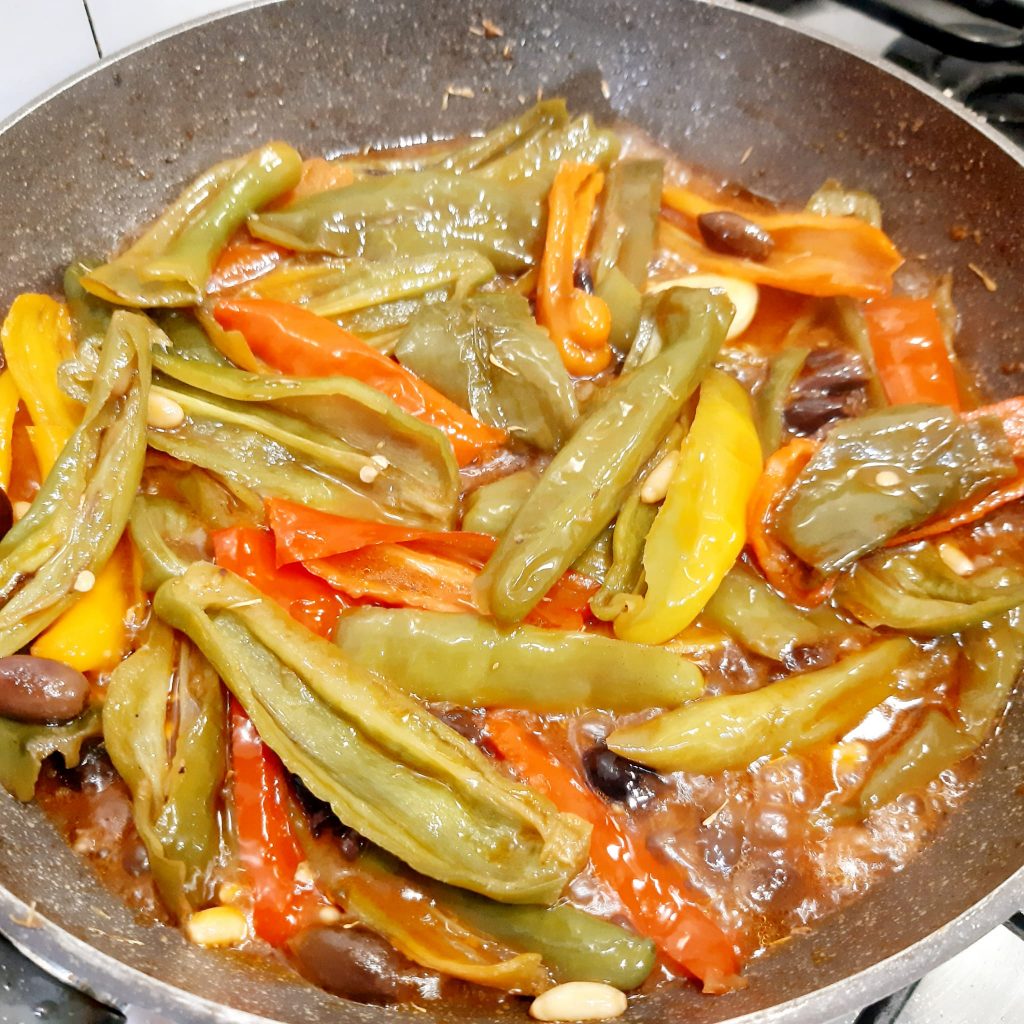 peperoni friggitelli con olive e pinoli