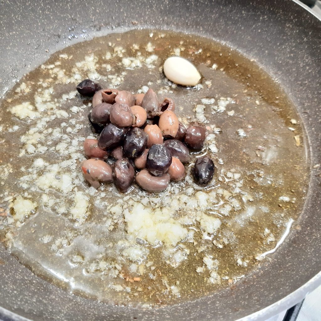 peperoni friggitelli con olive e pinoli