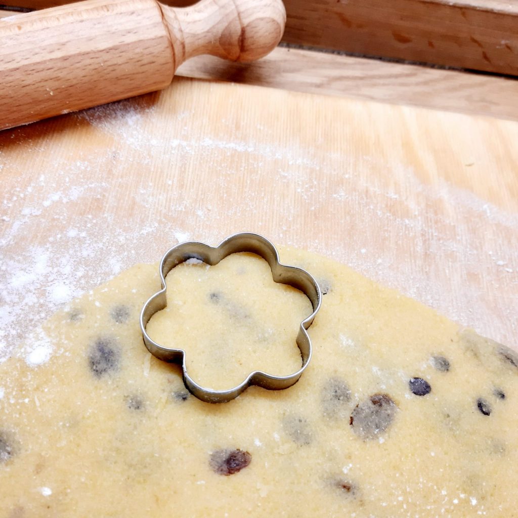 frollini di polenta con  uvetta e gocce di cioccolato