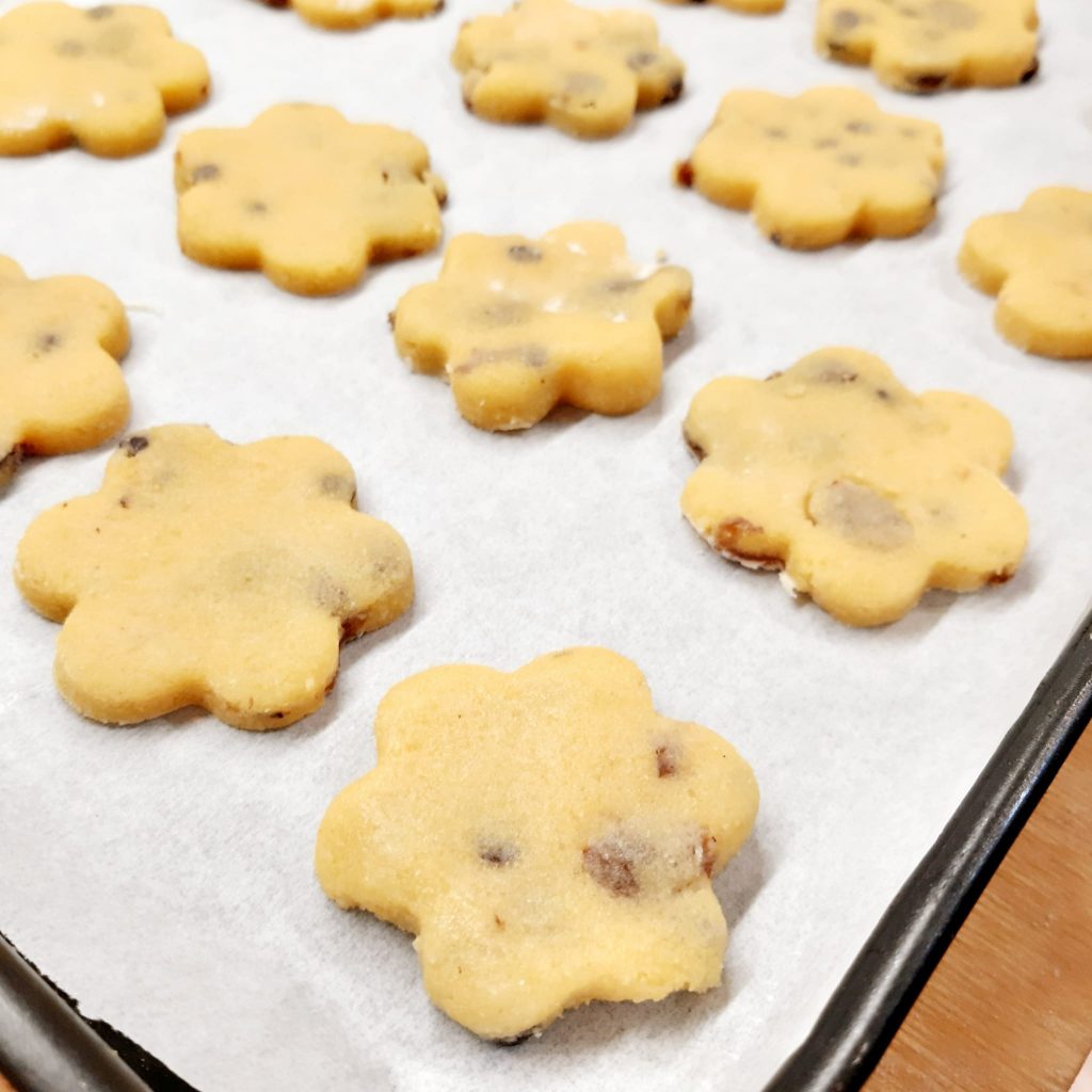 frollini di polenta con  uvetta e gocce di cioccolato