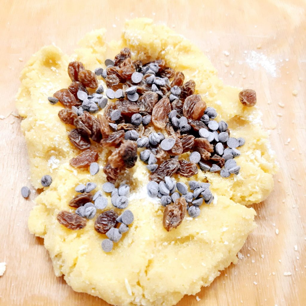 frollini di polenta con  uvetta e gocce di cioccolato