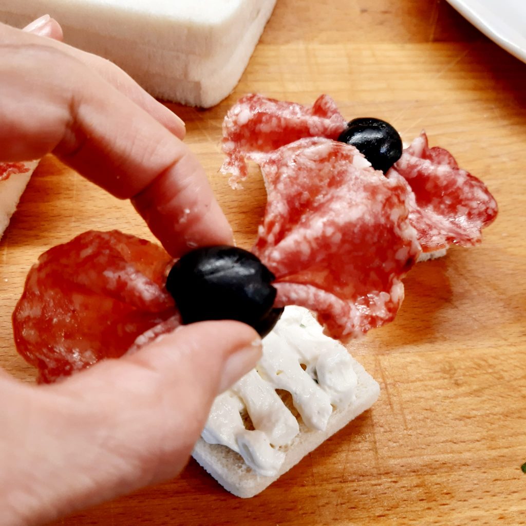 tartine con cravattine di salame