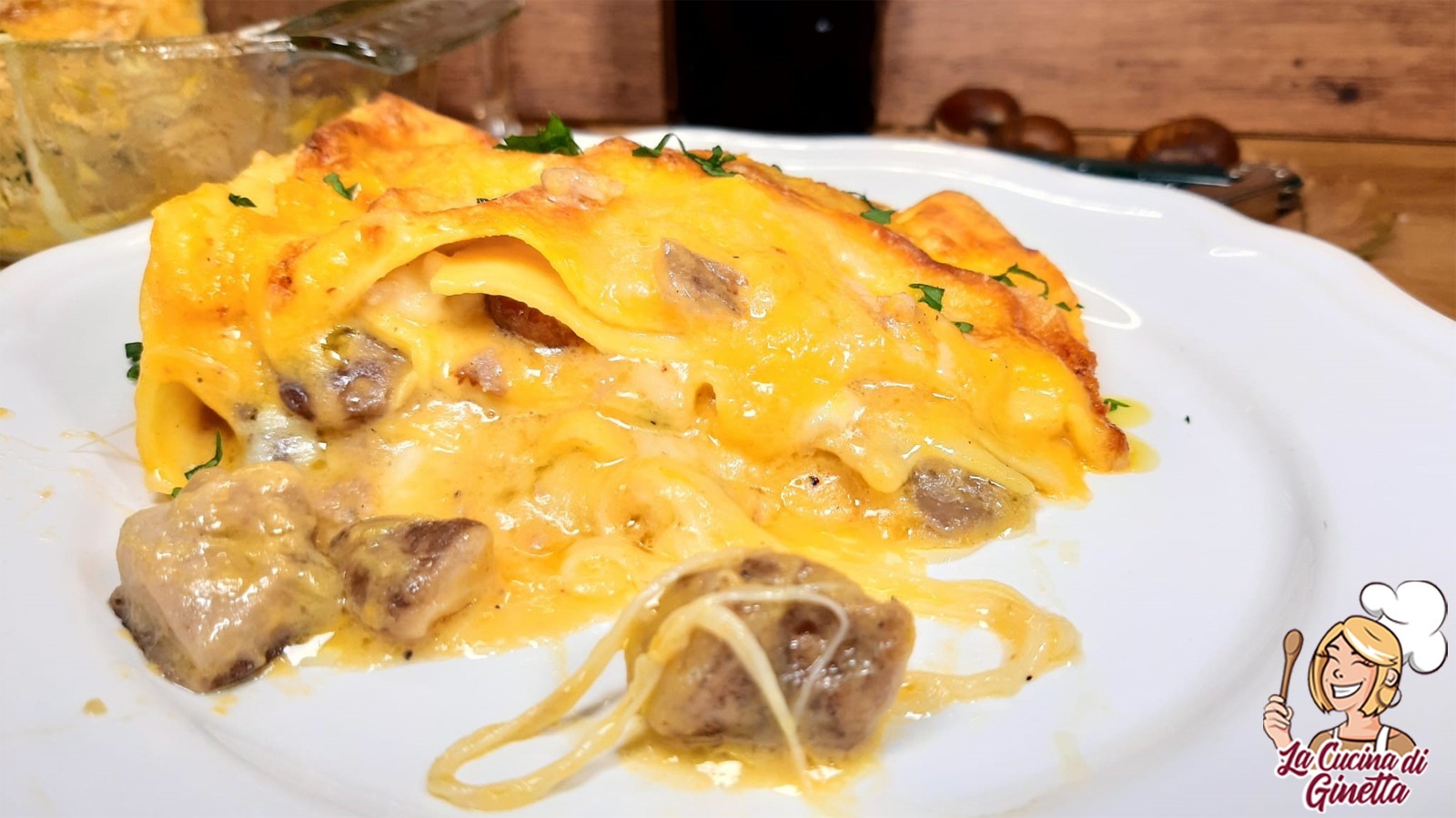 lasagna con besciamella di zucca funghi e salsiccia