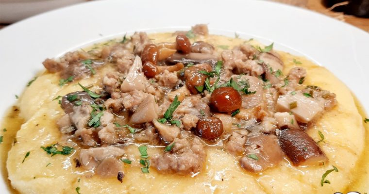 POLENTA CON FUNGHI MISTI E SALSICCIA