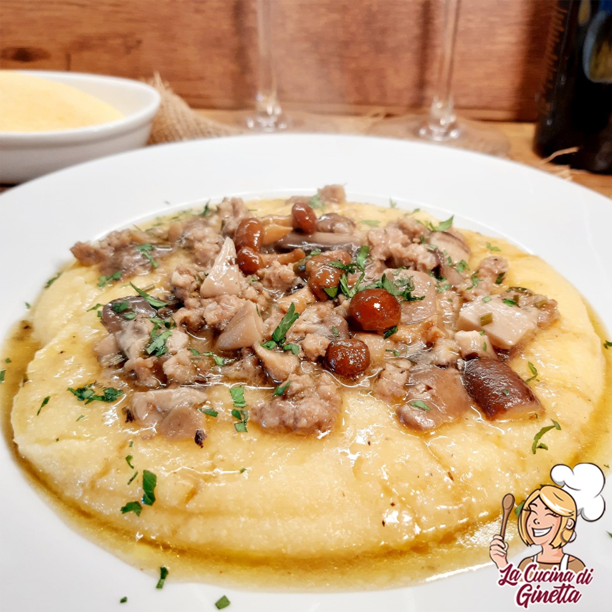 polenta con funghi misti e salsiccia