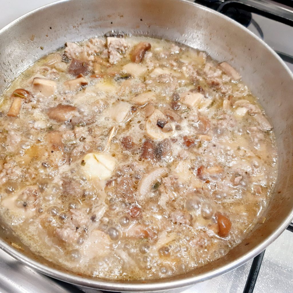 polenta con funghi misti e salsiccia