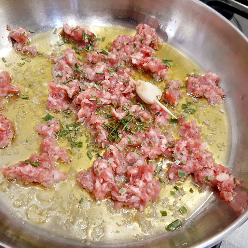 polenta con funghi misti e salsiccia