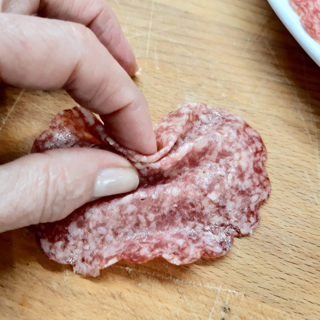 tartine con cravattine di salame