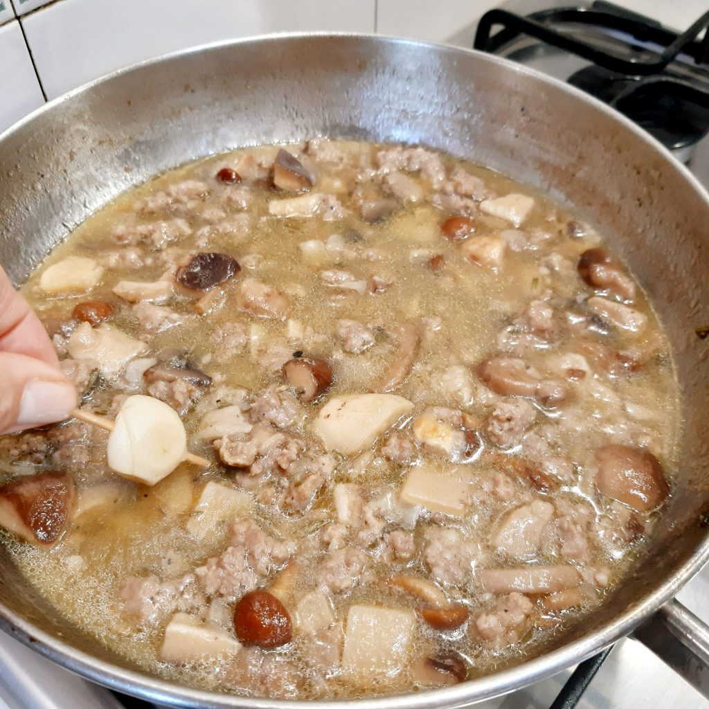 polenta con funghi misti e salsiccia