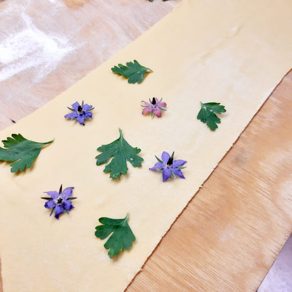 sfoglia all'uovo con i fiori di borragine