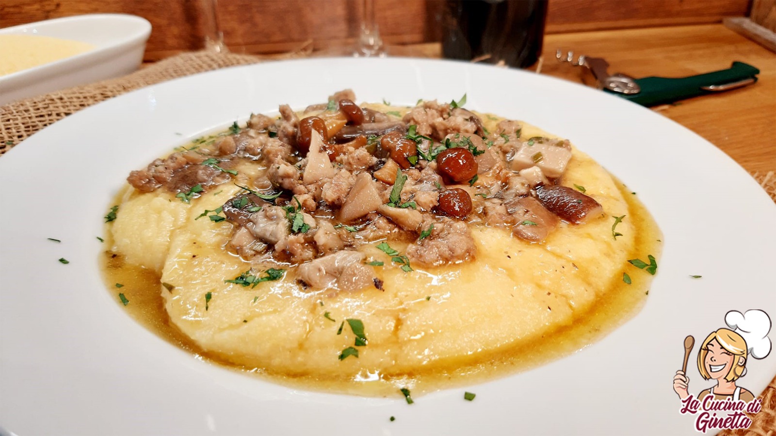 polenta con funghi misti e salsiccia