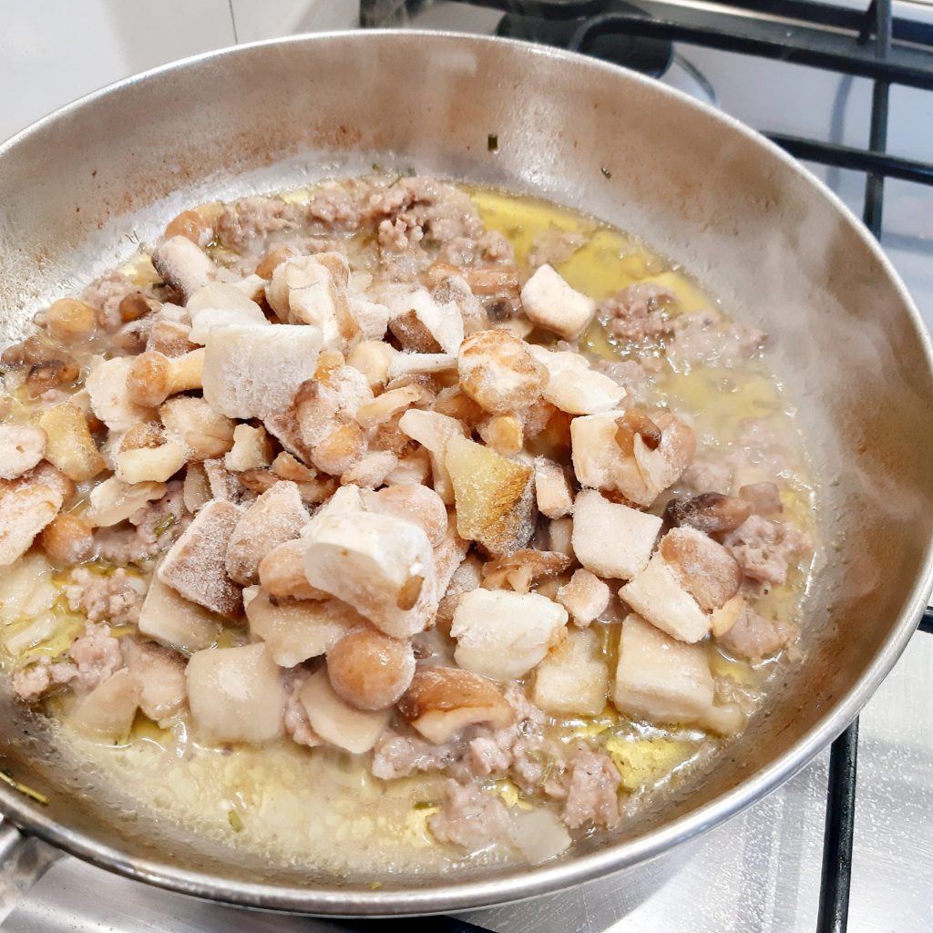 polenta con funghi misti e salsiccia