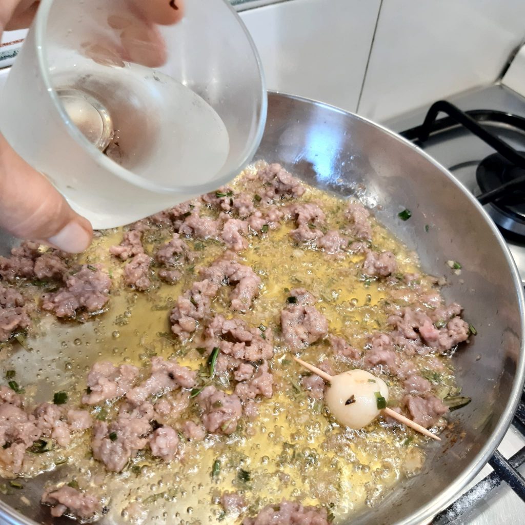 polenta con funghi misti e salsiccia