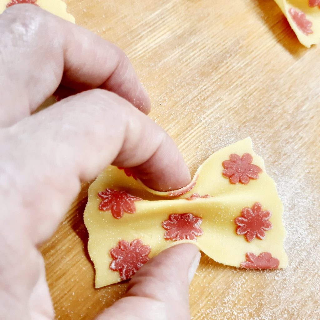 farfalle all'uovo colorate