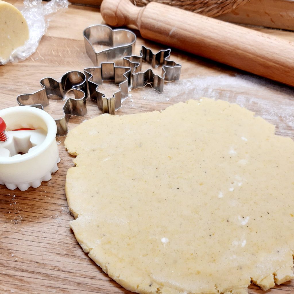 biscottini speziati di frolla con uova sode