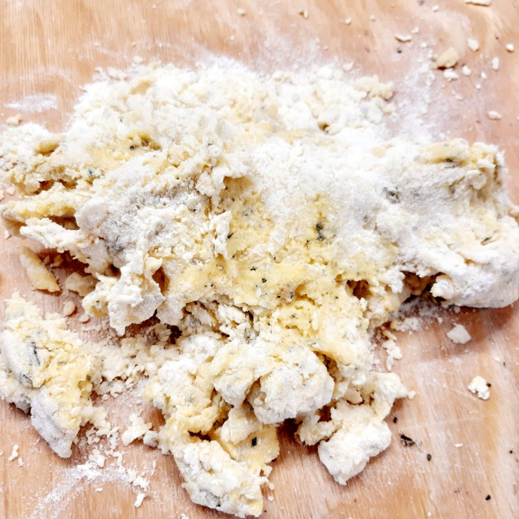 farfalle di pasta all'uovo alle erbe aromatiche