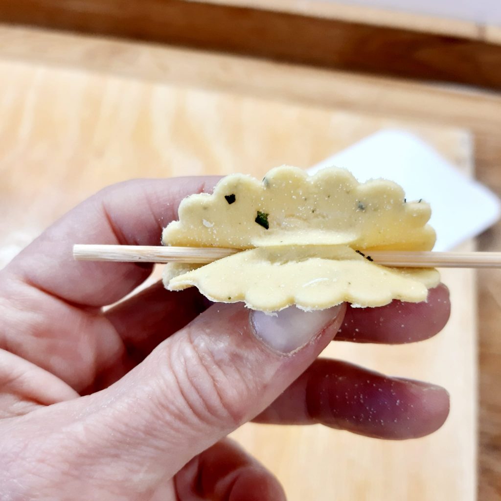 farfalle di pasta all'uovo alle erbe aromatiche