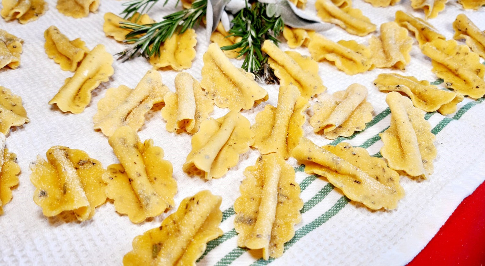 farfalle di pasta all'uovo alle erbe aromatiche