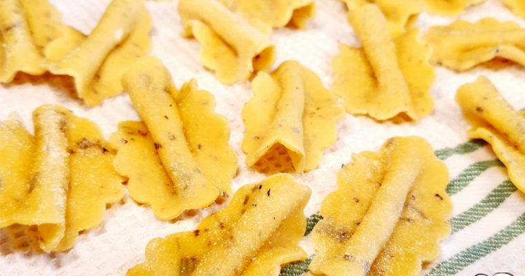 FARFALLE DI PASTA ALL’UOVO ALLE ERBE AROMATICHE