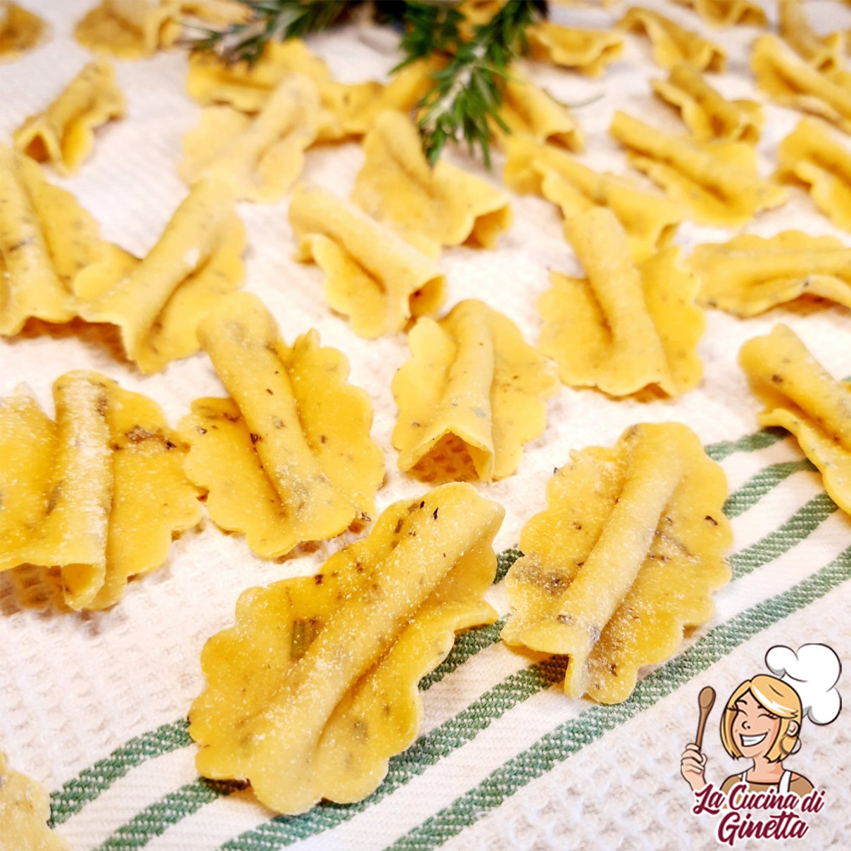 farfalle di pasta all'uovo alle erbe aromatiche