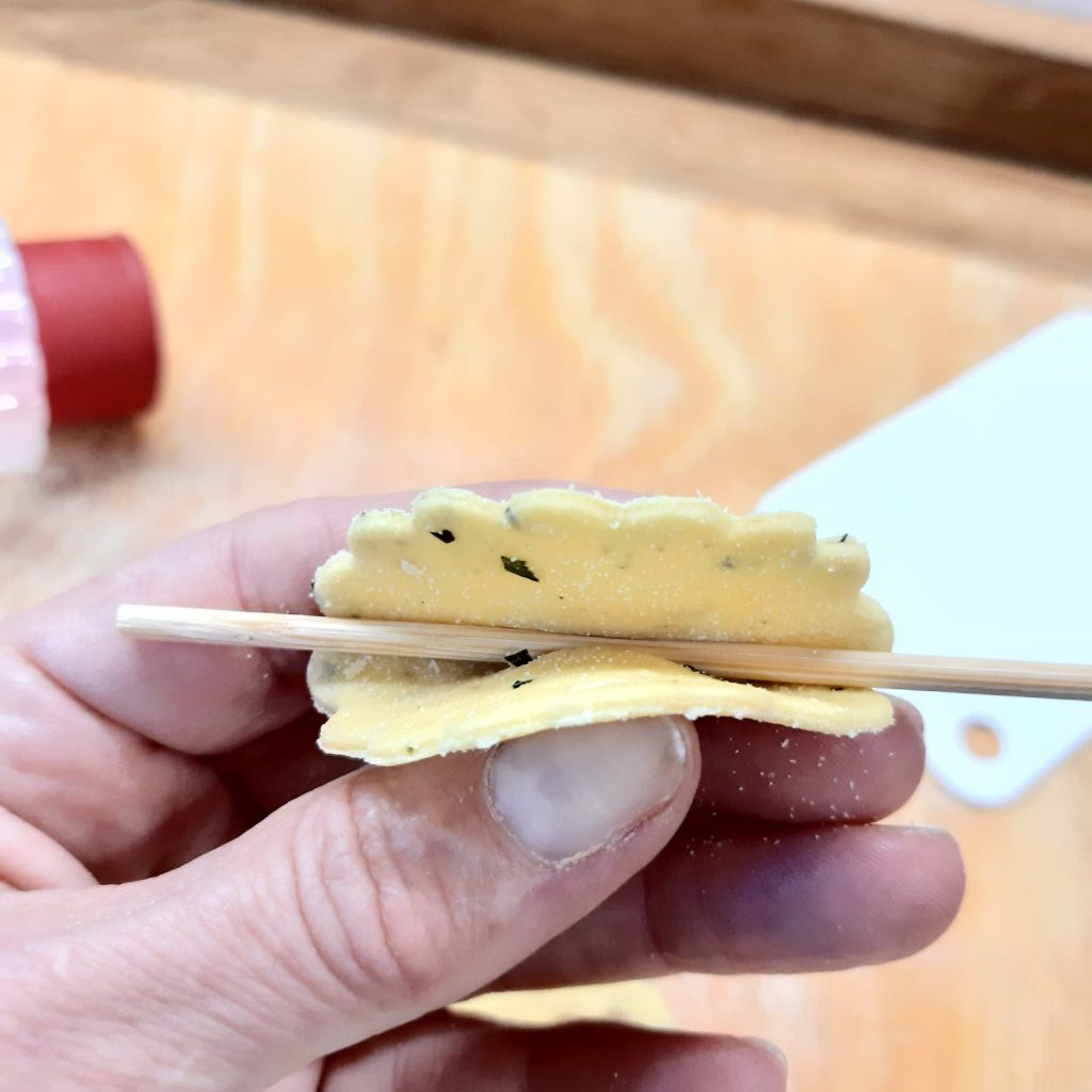 farfalle di pasta all'uovo alle erbe aromatiche