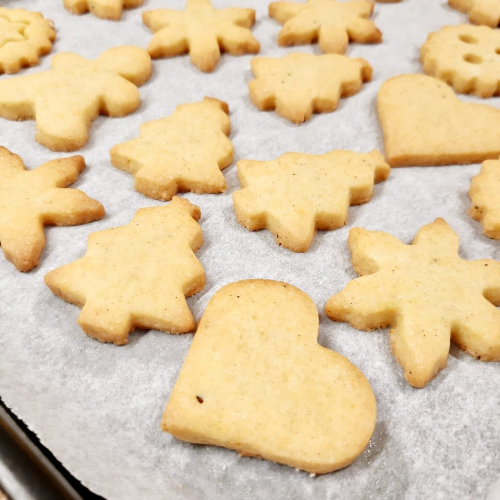 biscottini speziati di frolla con uova sode