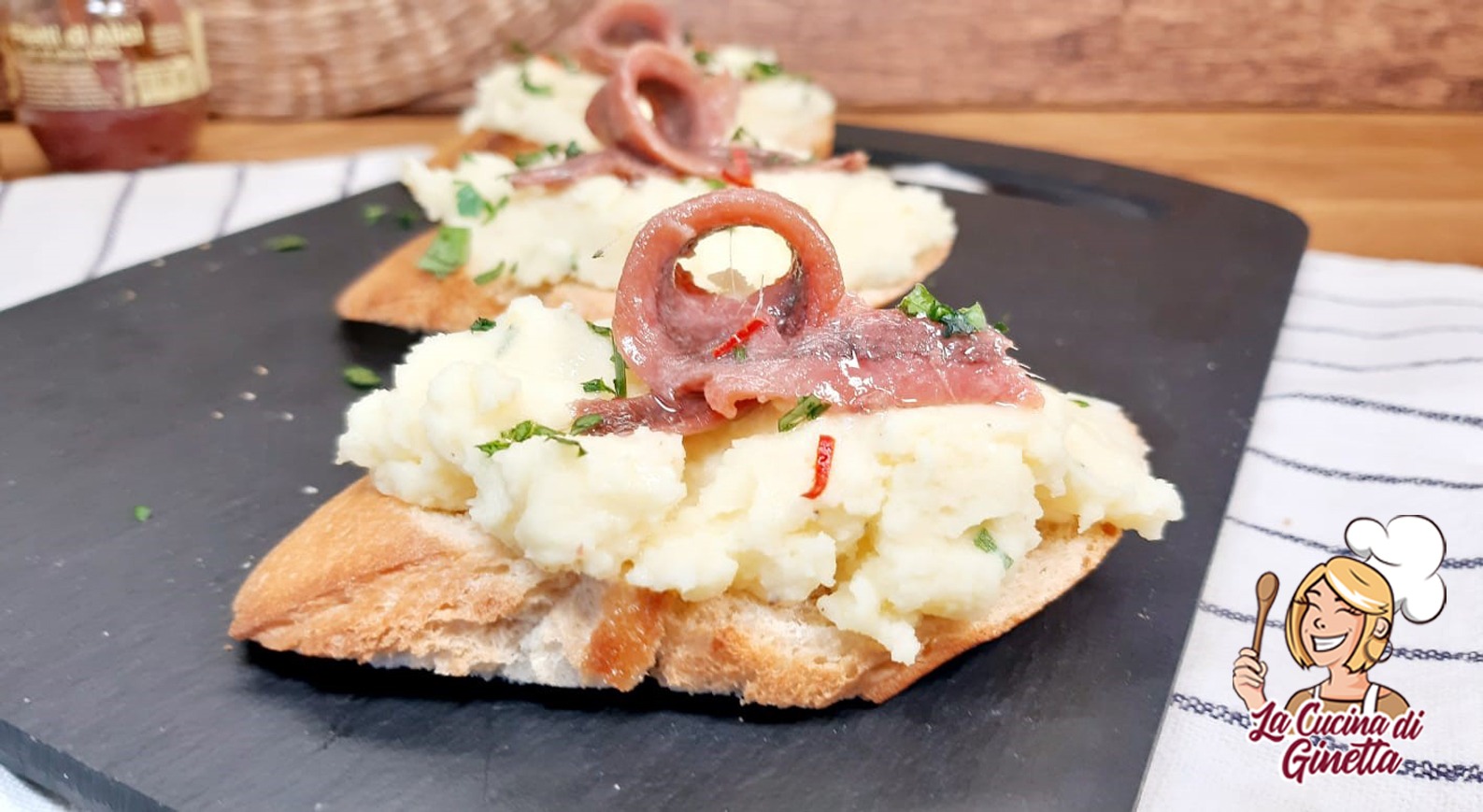 crostini con purè di patate e filetti di acciughe