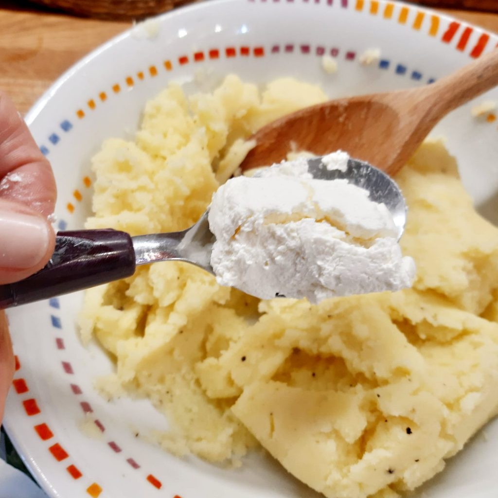 crostini con purè di patate e filetti di acciughe