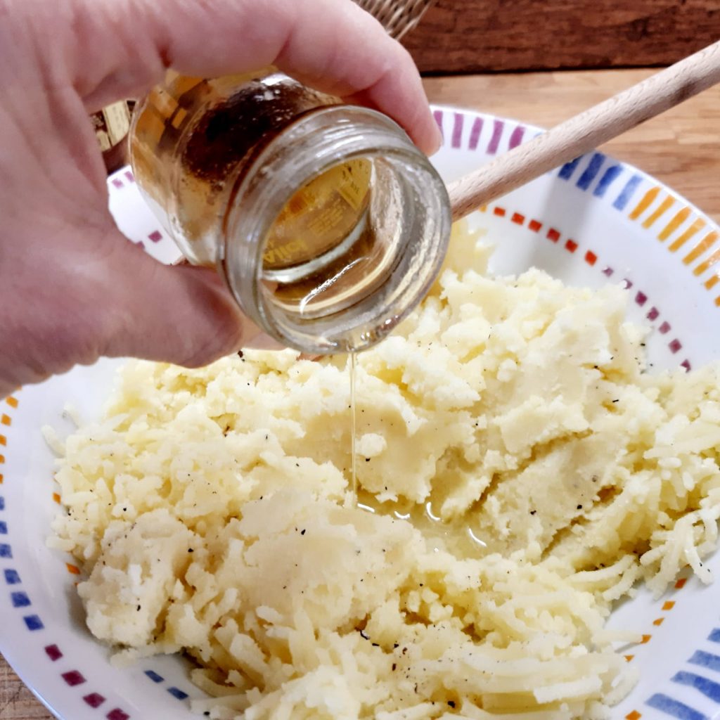 crostini con purè di patate e filetti di acciughe