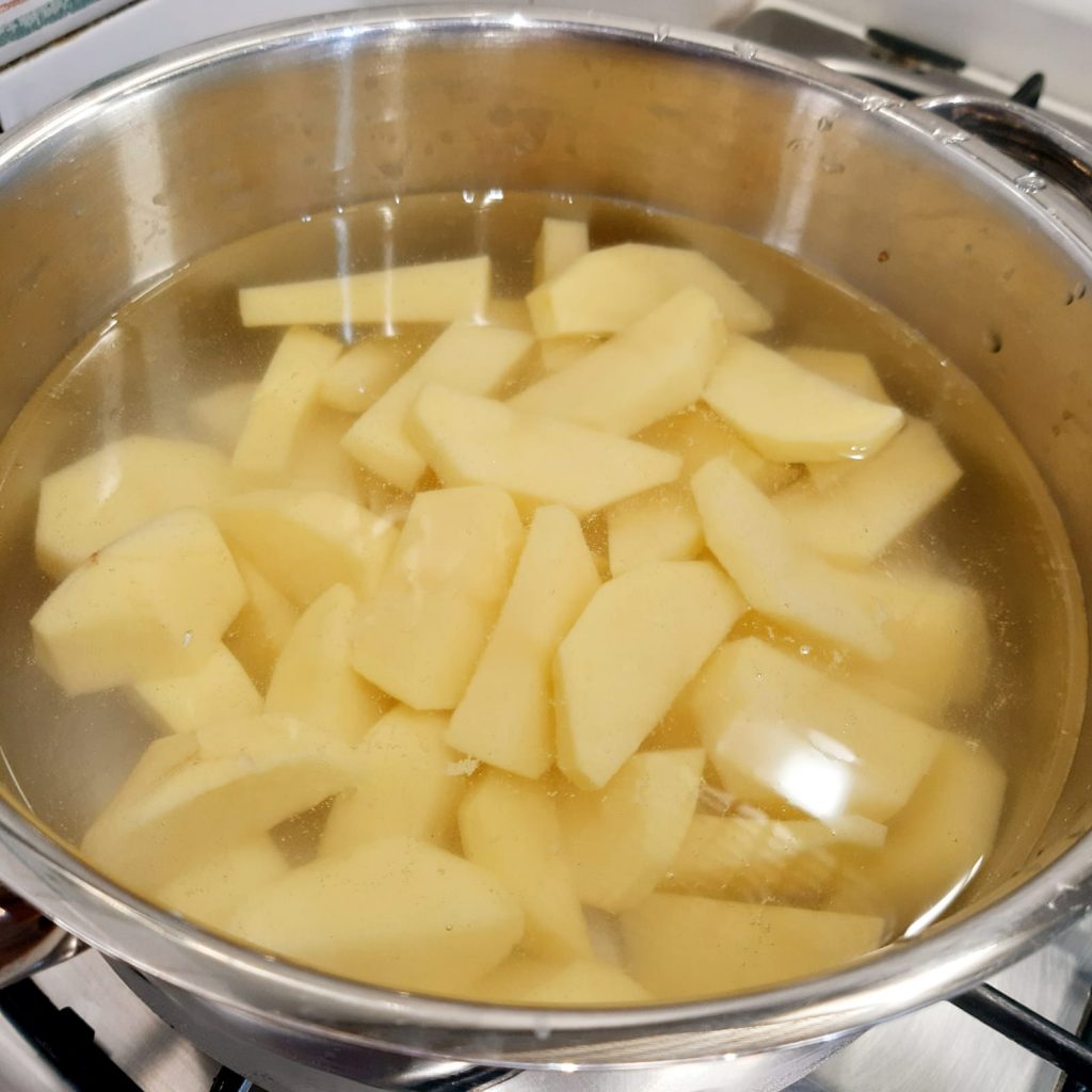 crostini con purè di patate e filetti di acciughe