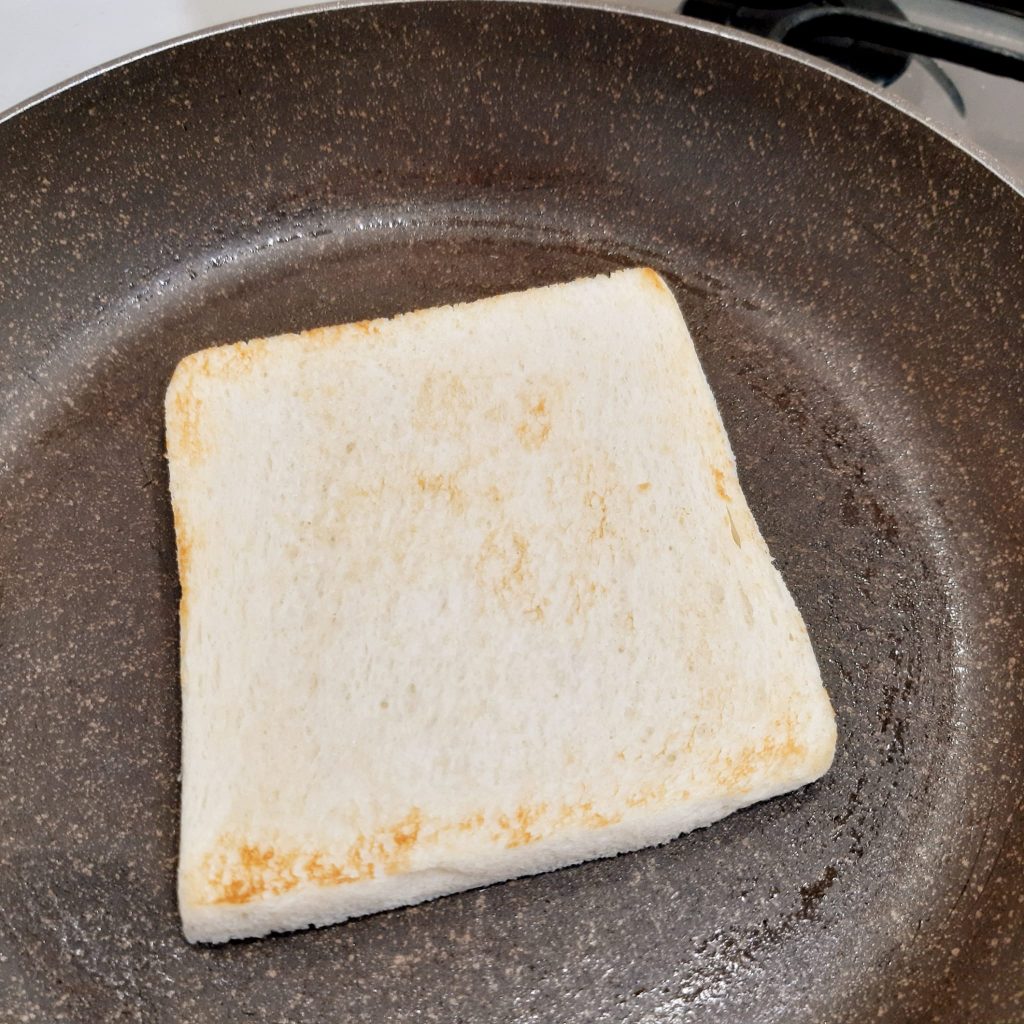 toast con spinaci scamorza e uova di quaglia