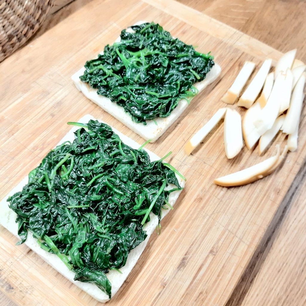 toast con spinaci scamorza e uova di quaglia