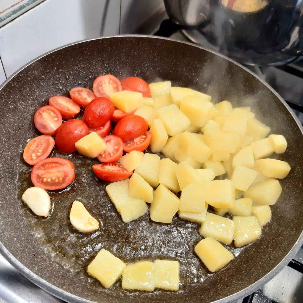 insalata di seppia con patate e pomodorini