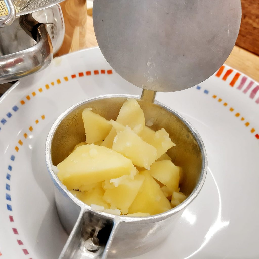 crostini con purè di patate e filetti di acciughe