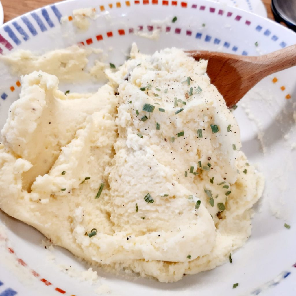 crostini con purè di patate e filetti di acciughe